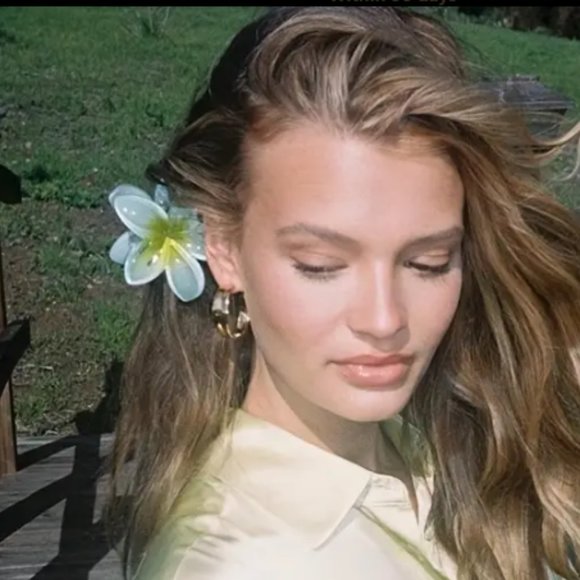 LARGE FRANGIPANI CLAW CLIP in Lilac - Picture 3 of 5